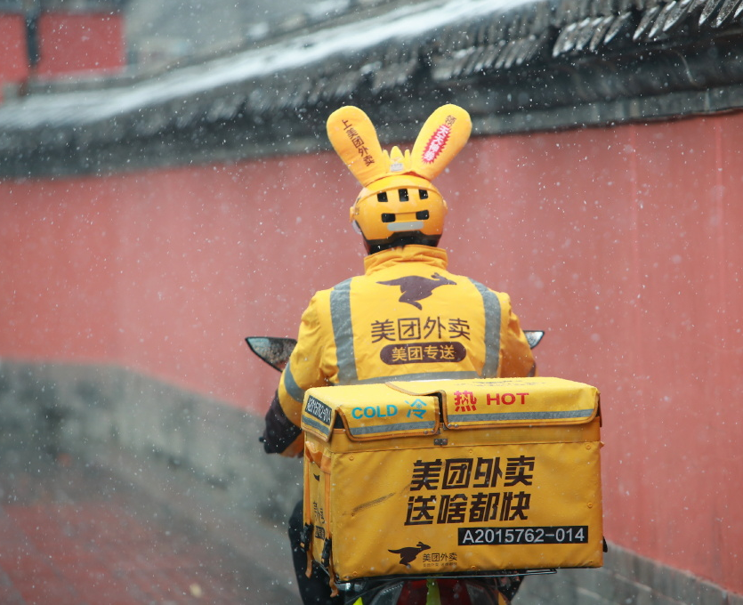 外賣小哥群毆奔馳車主，毆打的不是“上流社會”，是“平臺的牢寵”|餐飲界