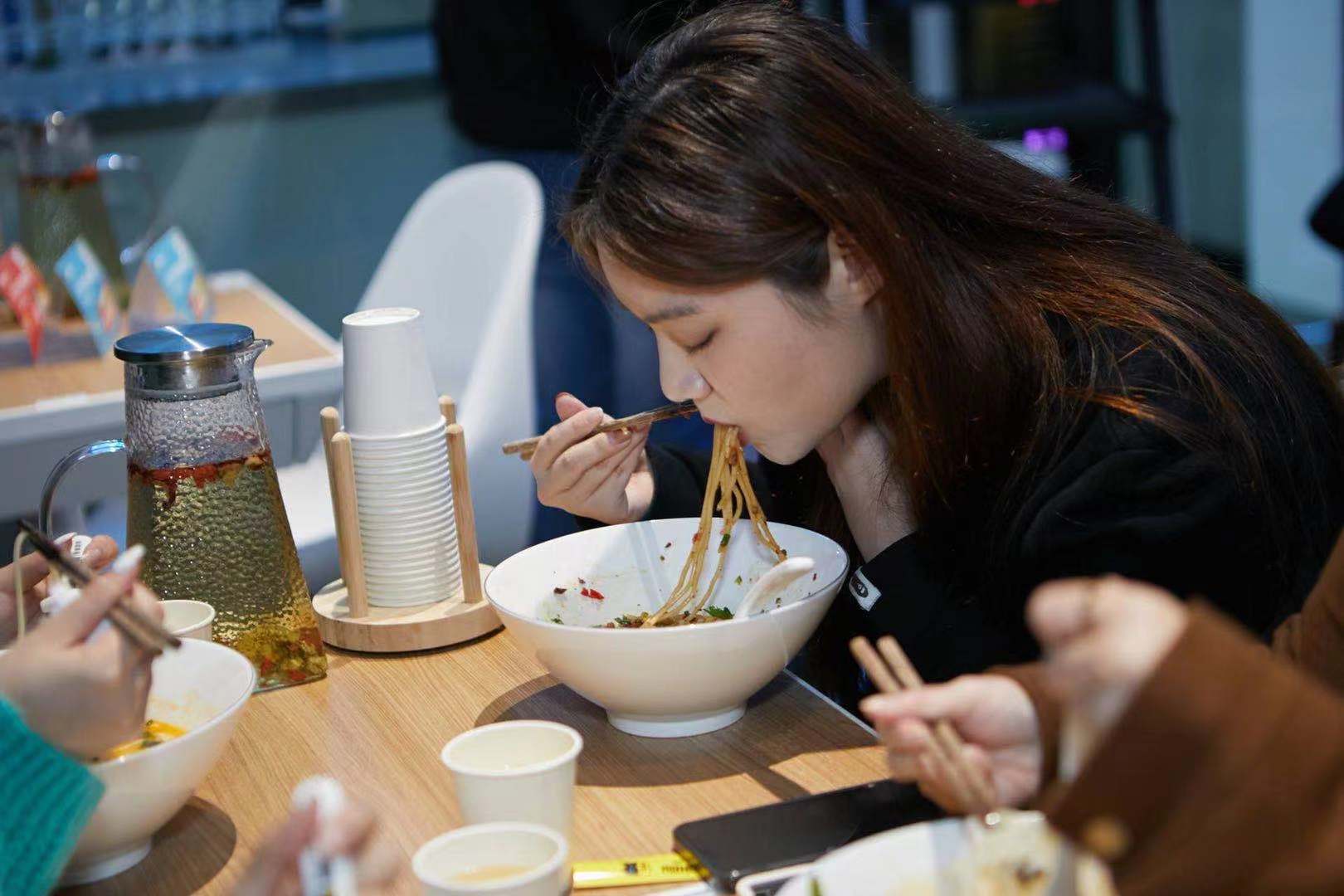 創(chuàng)新“智能面館”新賽道 ，數(shù)字化賦能掘金千億級(jí)面類市場(chǎng)|餐飲界