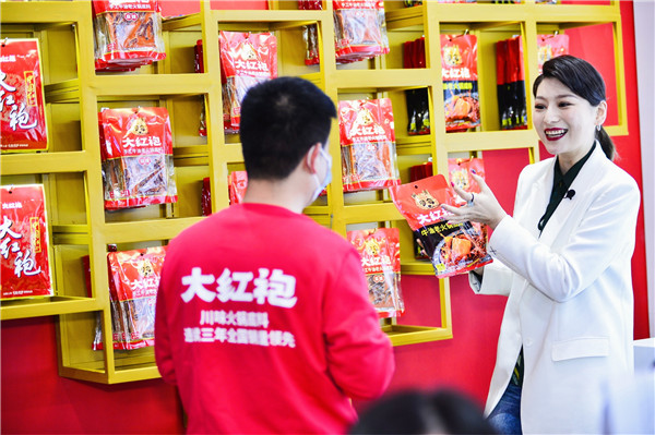 2噸巨型火鍋底料亮相！天味食品實(shí)力引爆春糖|餐飲界