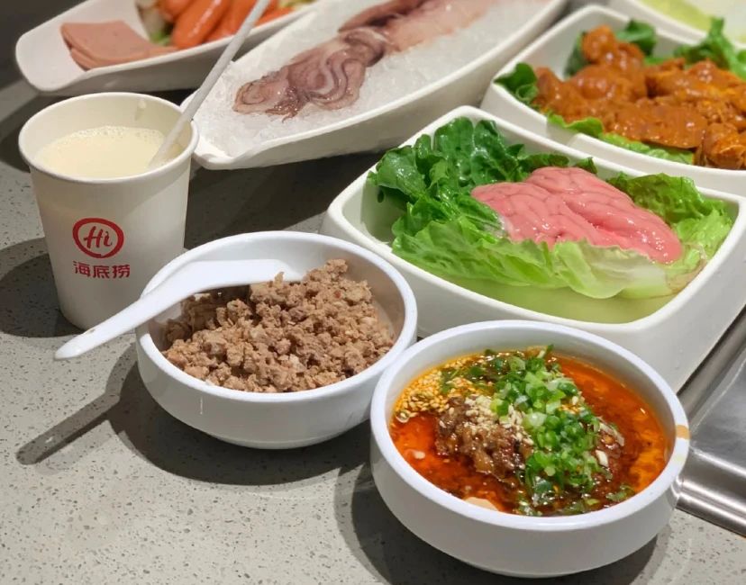 海底撈暴跌近2000億，“極致服務(wù)”的牌不好用了嗎？|餐飲界