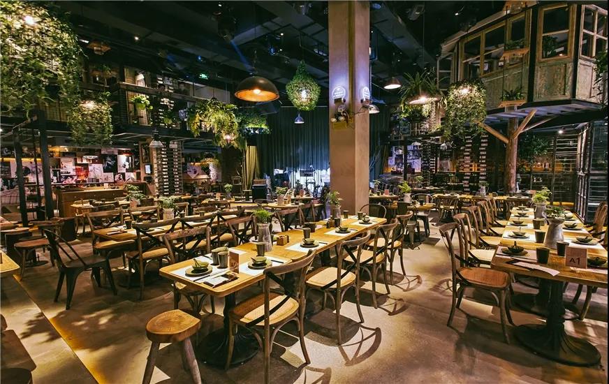 星巴克、火鍋店搶著入局的小酒館，到底好在哪里？|餐飲界
