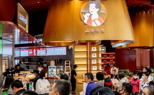 茶飲x漢服、火鍋x啤酒、咖啡x電競，跨界聯(lián)名店又有啥新玩法？|餐飲界
