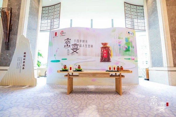內(nèi)參密宴打造中國(guó)高端文化白酒馥郁盛宴，54度內(nèi)參酒驚艷回歸|餐飲界