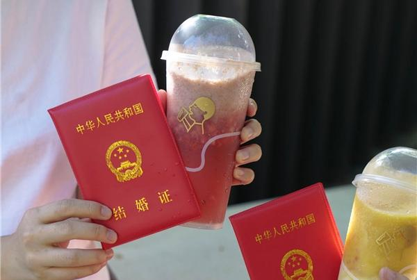 喜茶向近1萬對(duì)領(lǐng)證新人免費(fèi)贈(zèng)飲 官宣相關(guān)活動(dòng)延續(xù)到年底|餐飲界