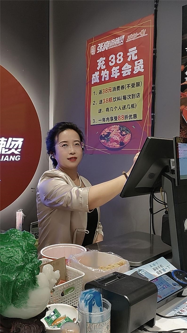 一位50歲女性創(chuàng)業(yè)者與張亮麻辣燙的十年共生|餐飲界