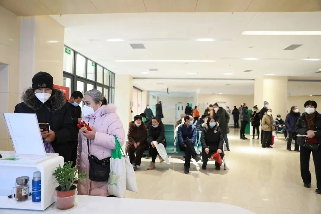 患者如潮，就診場面火爆！市二院著名專家診區(qū)百余位專家陸續(xù)來院出診(圖1)