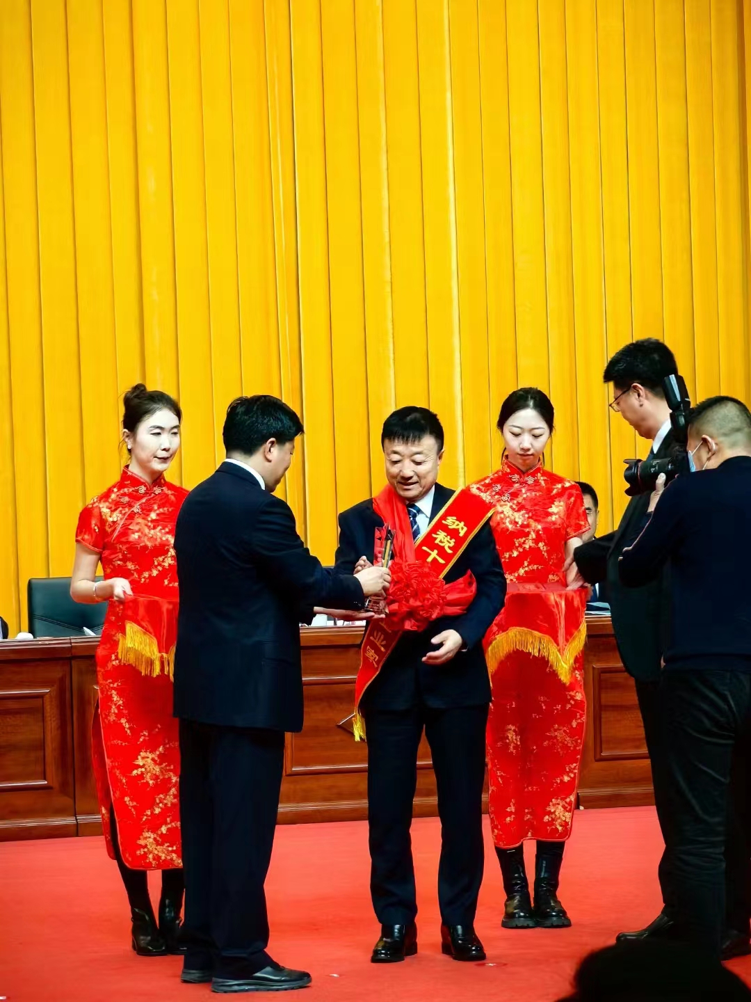 《全市民營經(jīng)濟(jì)大會》暨2023年度民營企業(yè)納稅十強(qiáng)表彰大會在葫蘆島市文化宮隆重召開，董事長趙立君先生代表集團(tuán)上臺領(lǐng)獎(圖3)